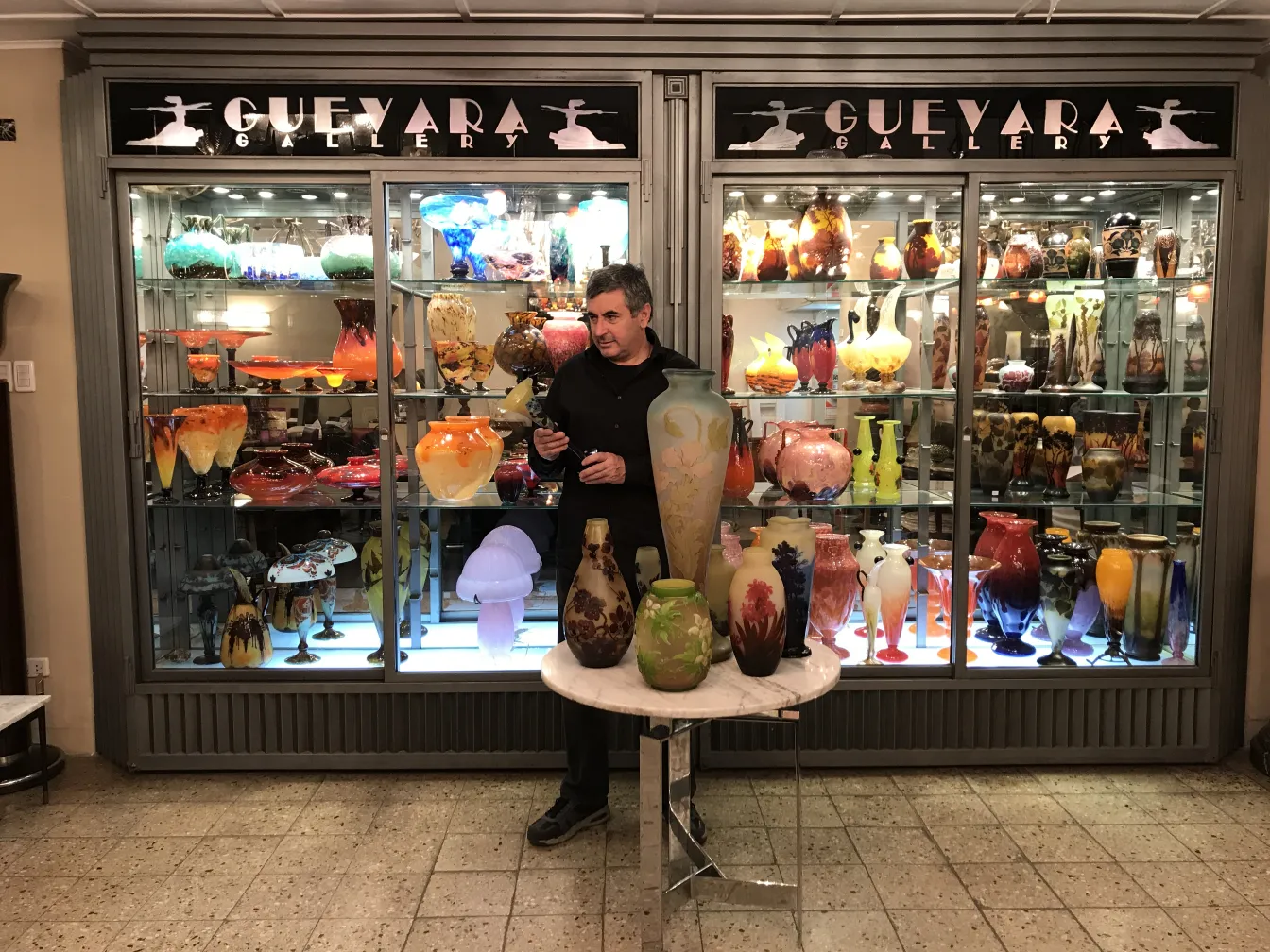 簽名玻璃 Gallé 在古董畫廊中的展示，五顏六色，裝飾性強。