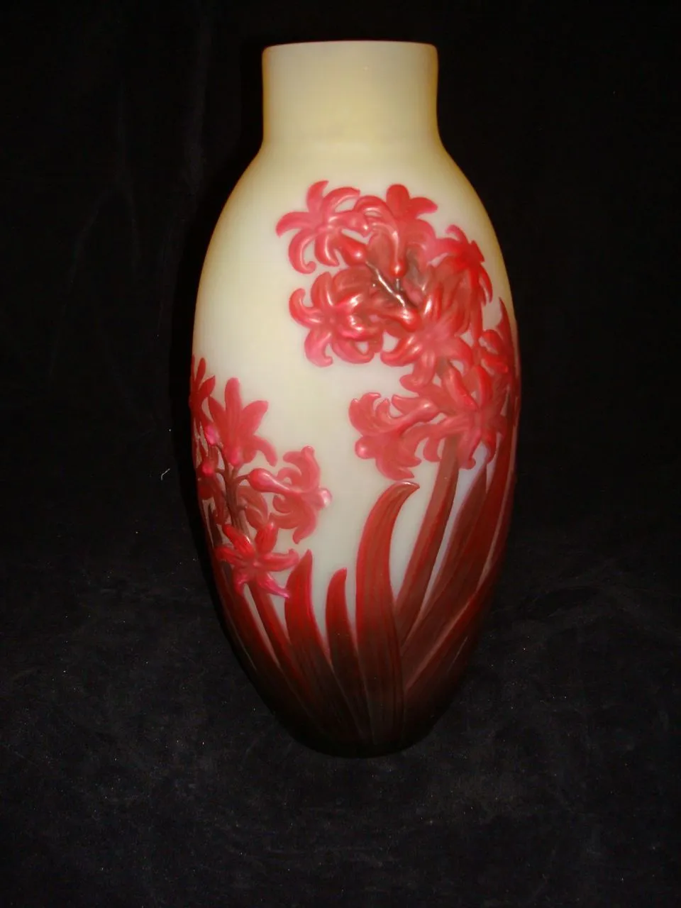 jarrón con decoración floral roja, antigüedades gallé