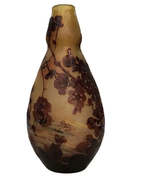 botella antigua decorativa de vidrio con flores y firma Gallé.