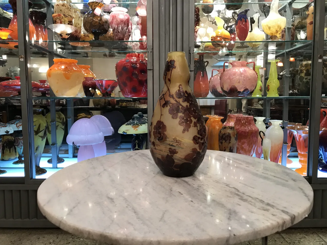 Vasija antigua de vidrio firmado Gallé en exposición