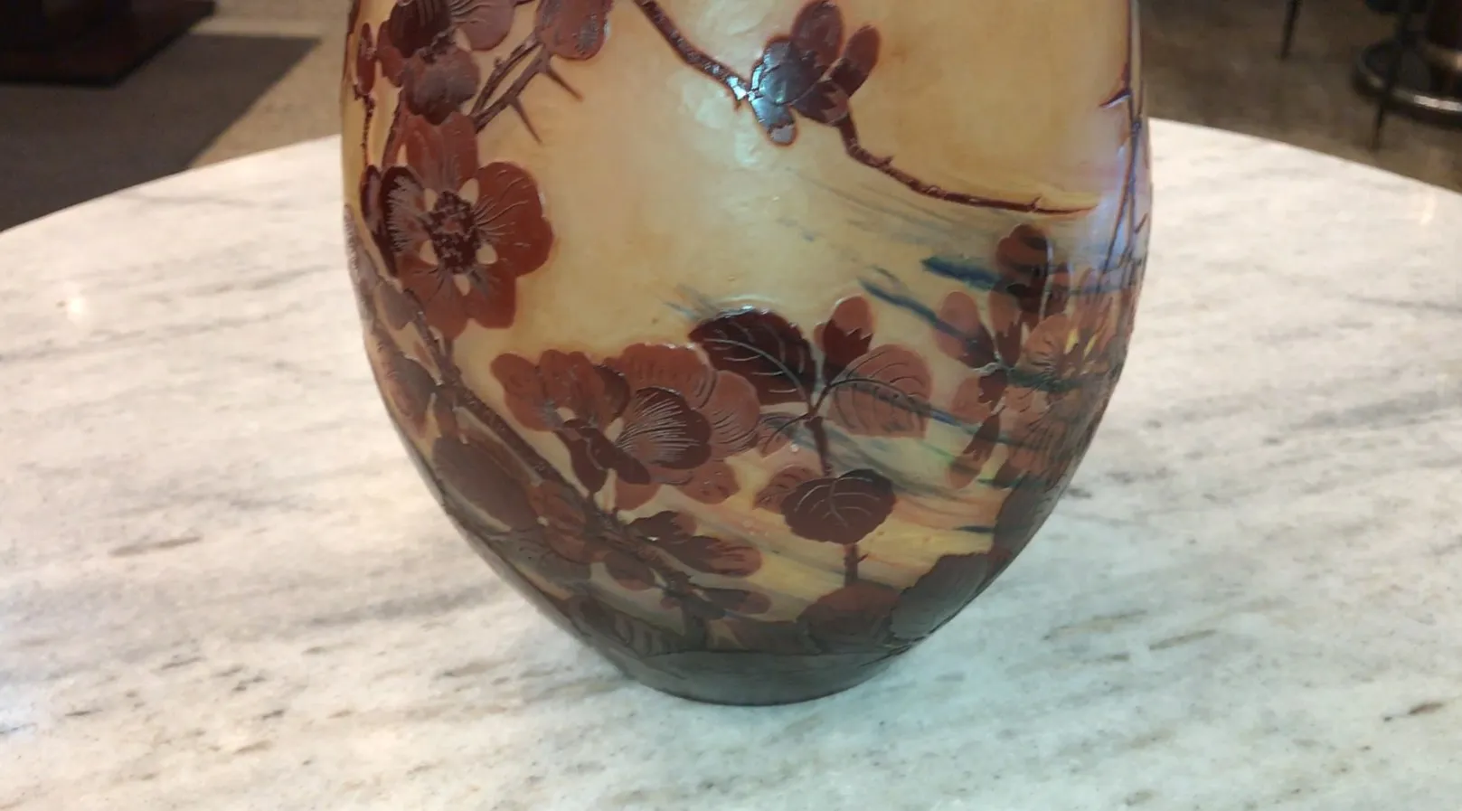 vidro antigo assinado com design floral gallé