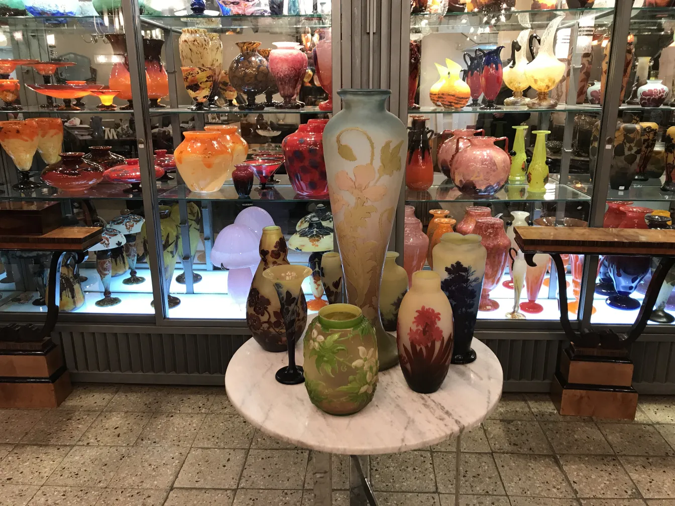 vidro assinado Gallé com detalhes florais e cores variadas, antiguidade em exibição