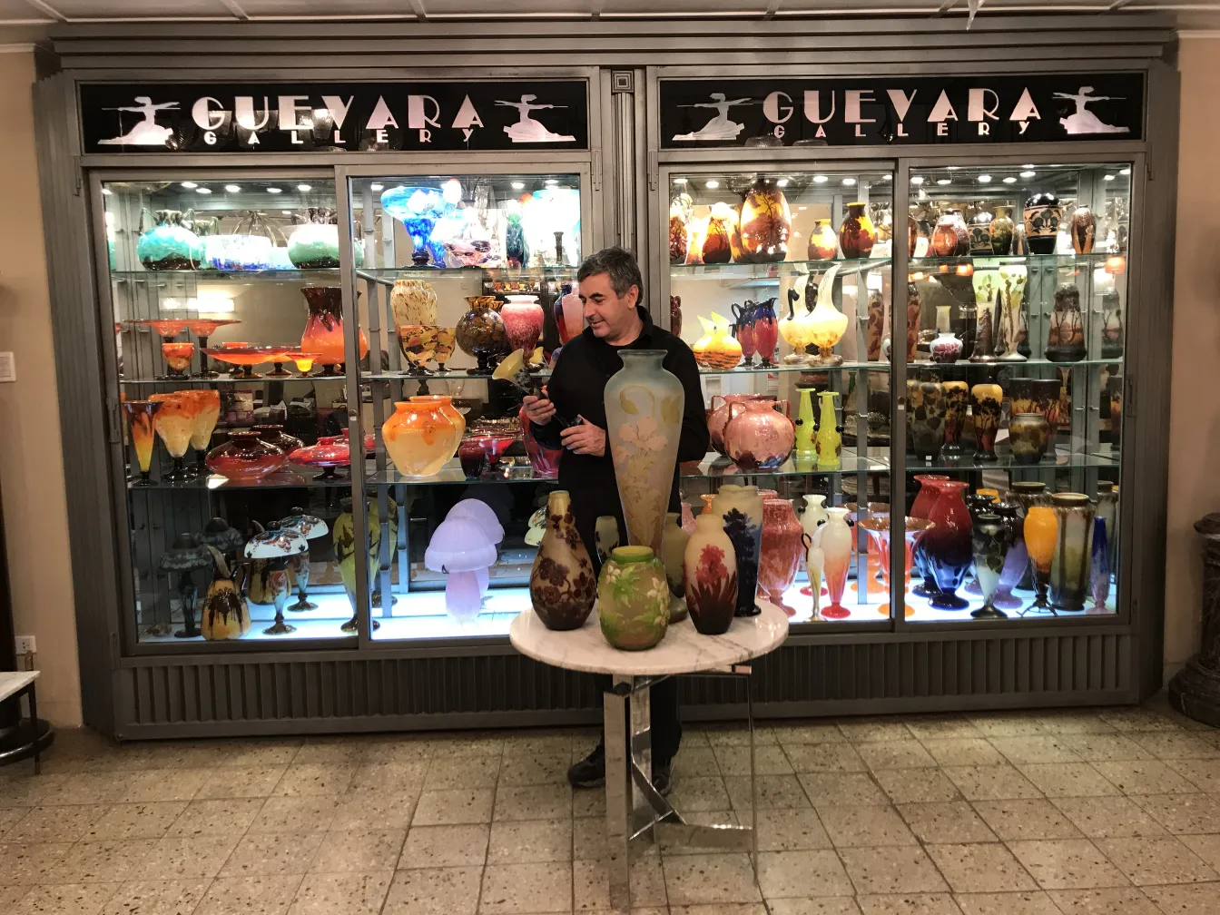 Vetro firmato Gallé esposto in una galleria con altre antichità.