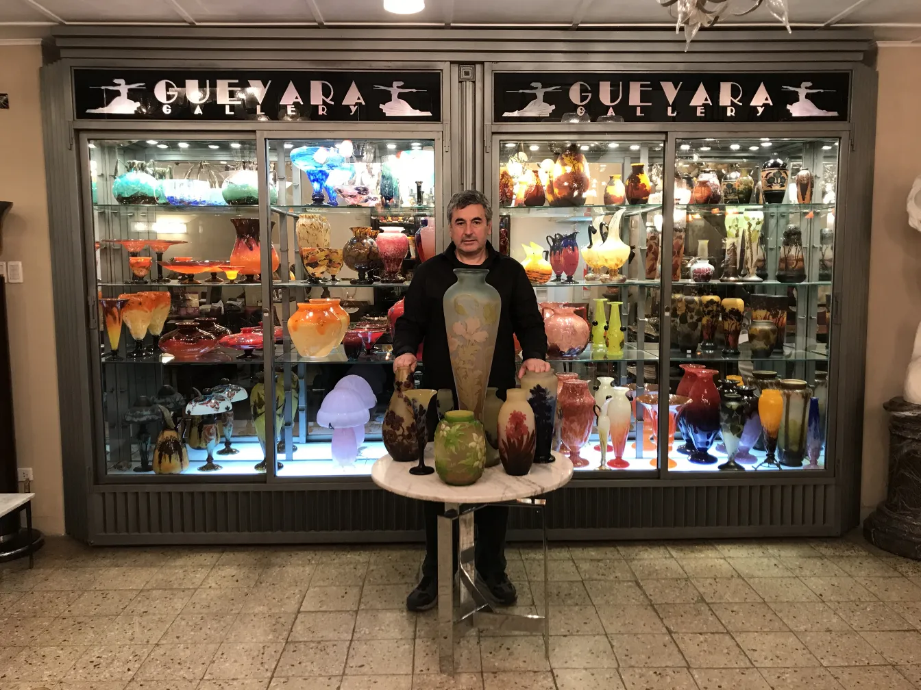 ギャラリー内のサイン入りグラス（Gallé）アンティークコレクション