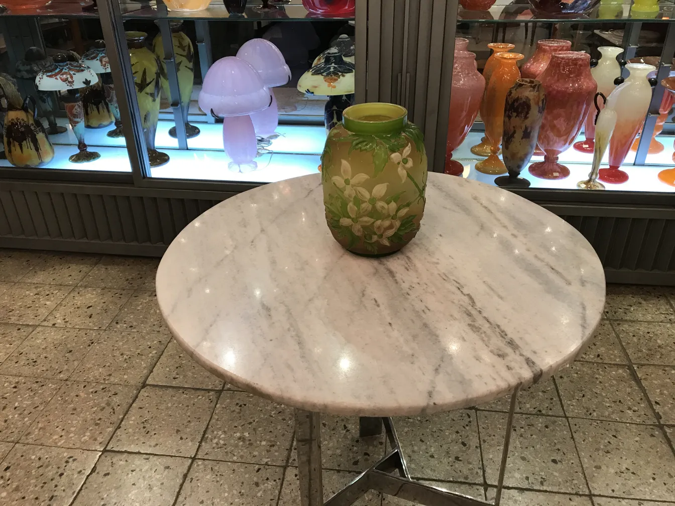 Vaso antico in vetro firmato Gallé con fiori su un tavolo