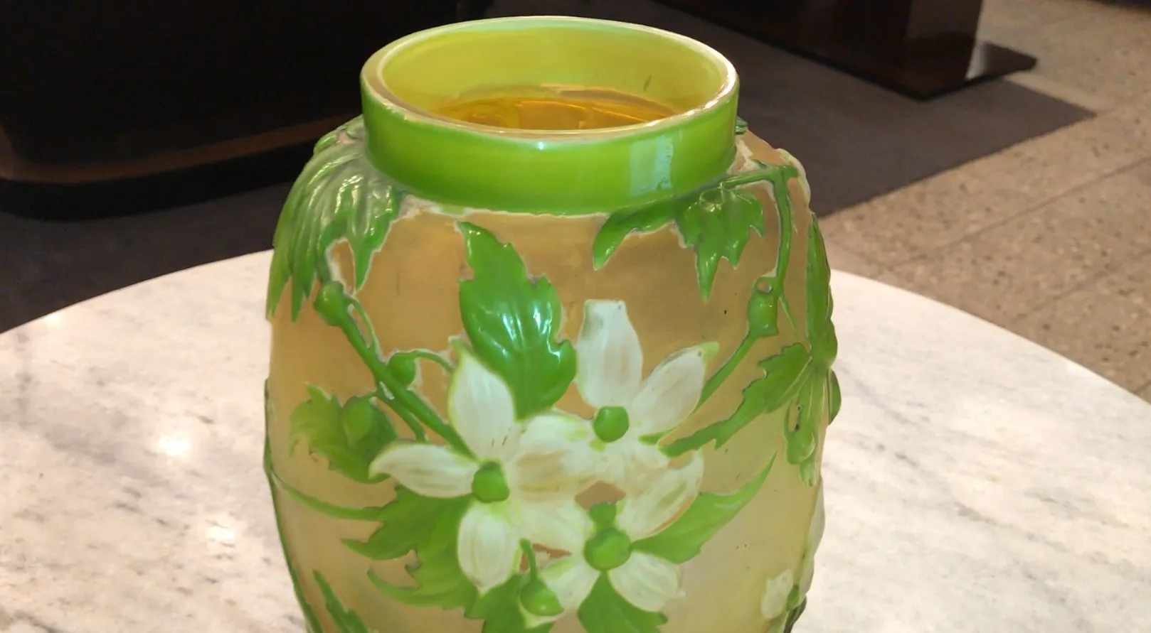 Vidrio firmado Gallé con diseño floral en verde y blanco