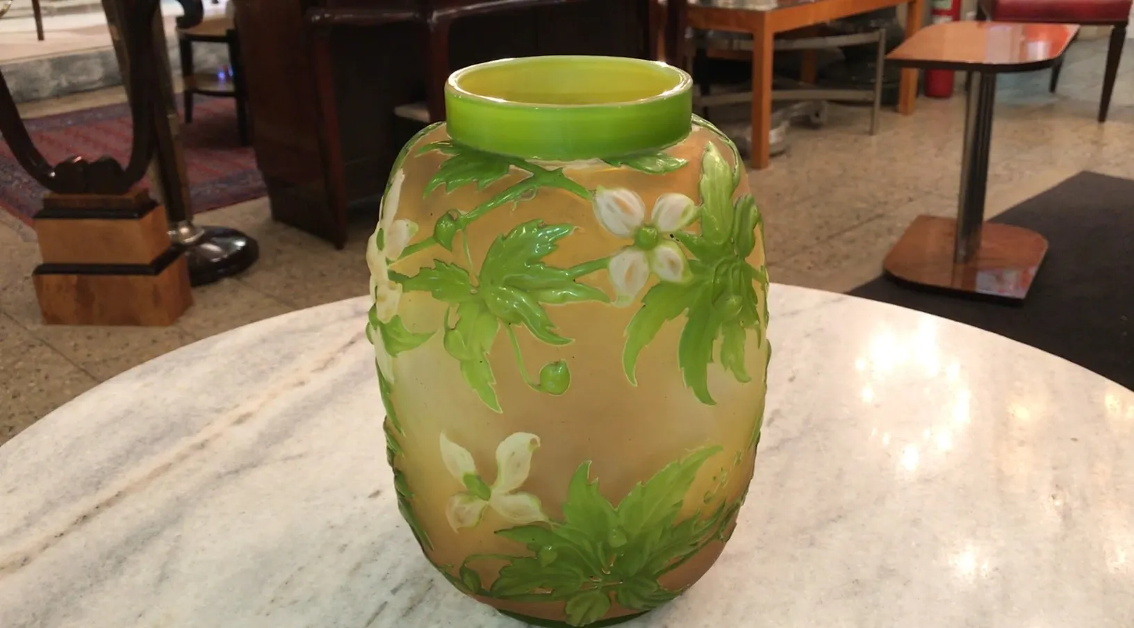 vase ancien avec fleurs vertes et fond jaune clair, cadre élégant