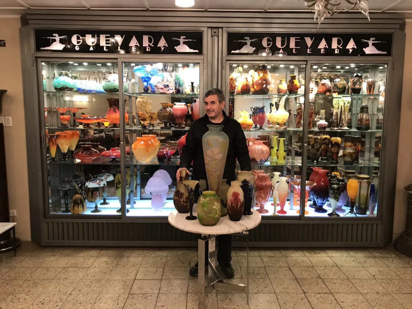 verre signé gallé exposé avec divers vases colorés