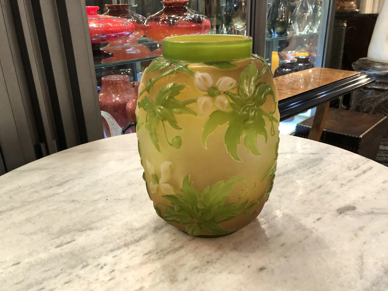 Verre signé Gallé avec motif floral jaune et vert