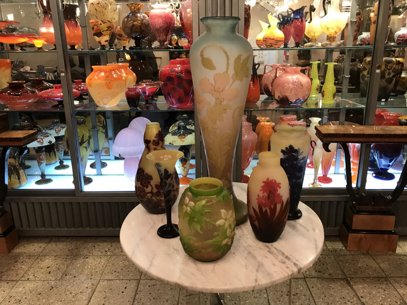 Vasijas de vidrio antiguo firmadas por Gallé en exhibición