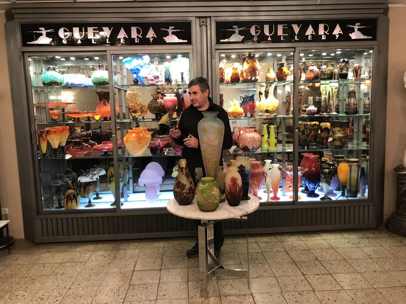 전시된 서명된 유리잔 gallé, 다채롭고 예술적