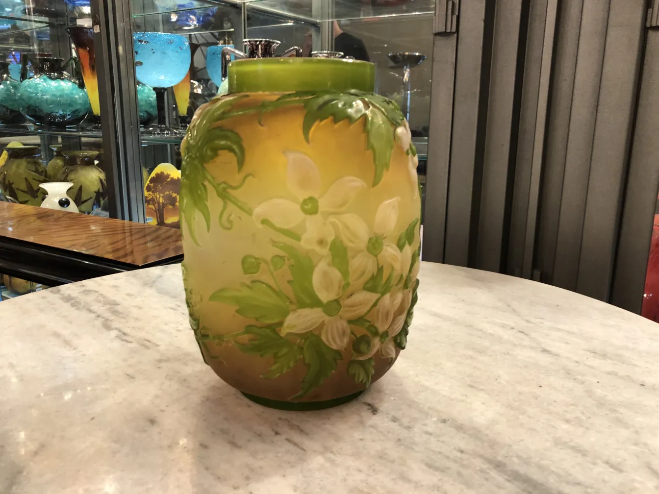 Antiguo vaso de vidrio firmado Gallé con diseños de flores verdes y blancas