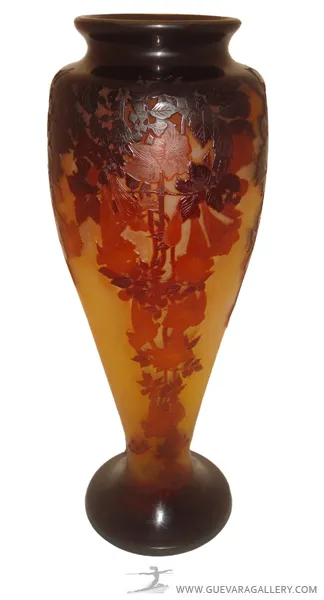 Vaso antigo com design floral gravado de Gallé