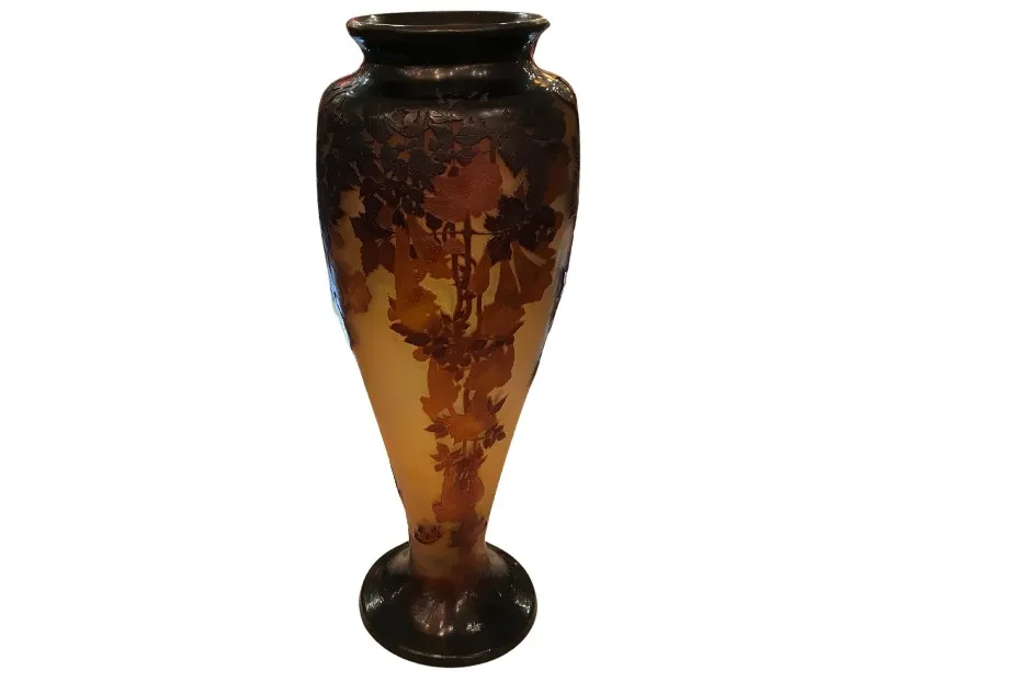 Antike Vase mit floralen Mustern in Bernsteingelb.