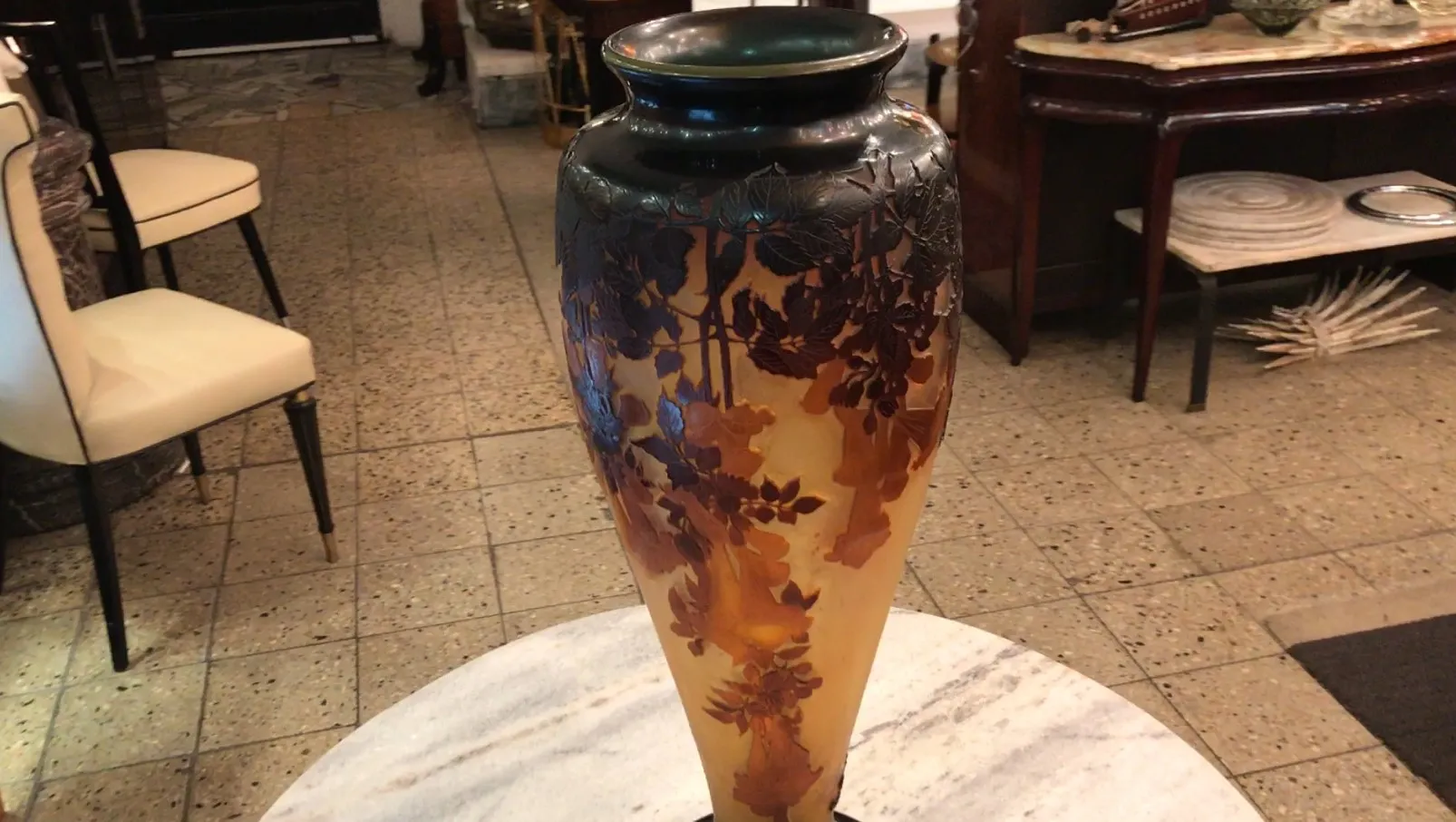 vase antico con decorazione floreale e firma Gallé