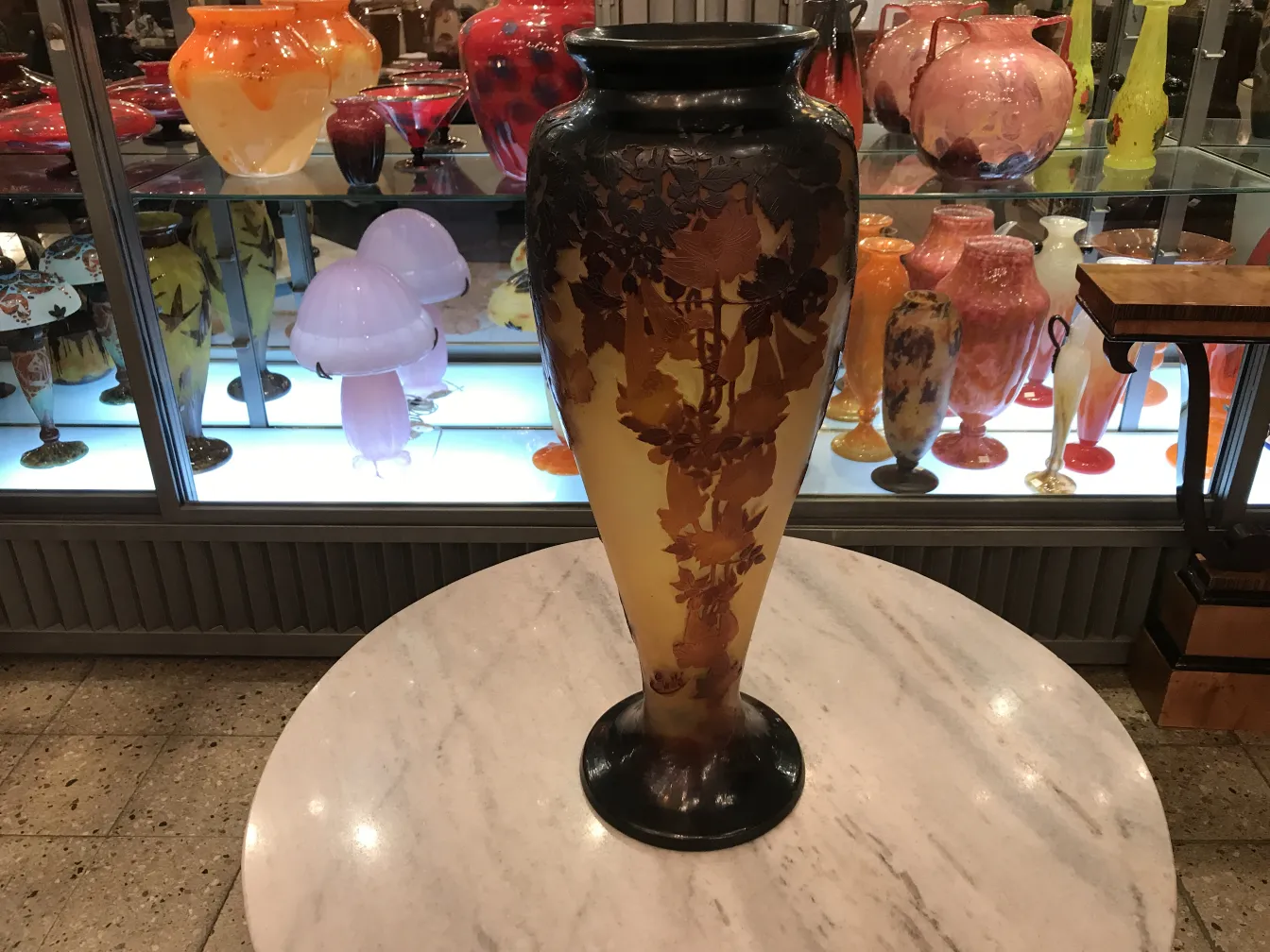 Vaso antiguo firmado Gallé con adornos en tonos cálidos