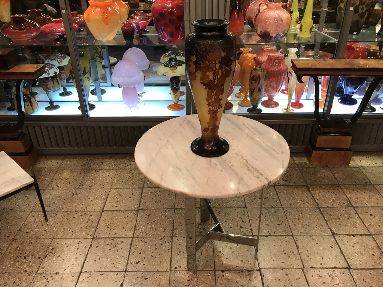 고급 서명된 유리잔 gallé 꽃 장식과 다양한 색상이 우아한 환경에 배치됩니다.