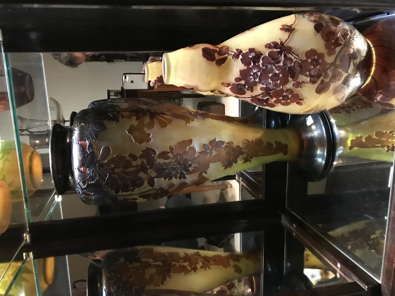 Signiertes Glas Gallé mit eleganter Blumenverzierung