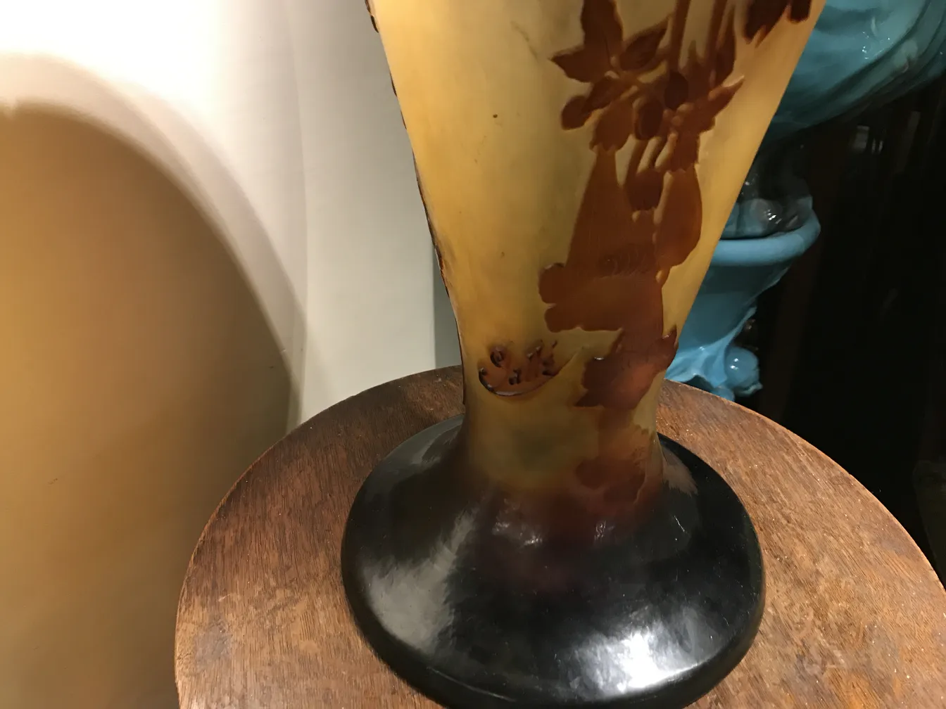 Verre ancien signé Gallé avec décoration florale à la base