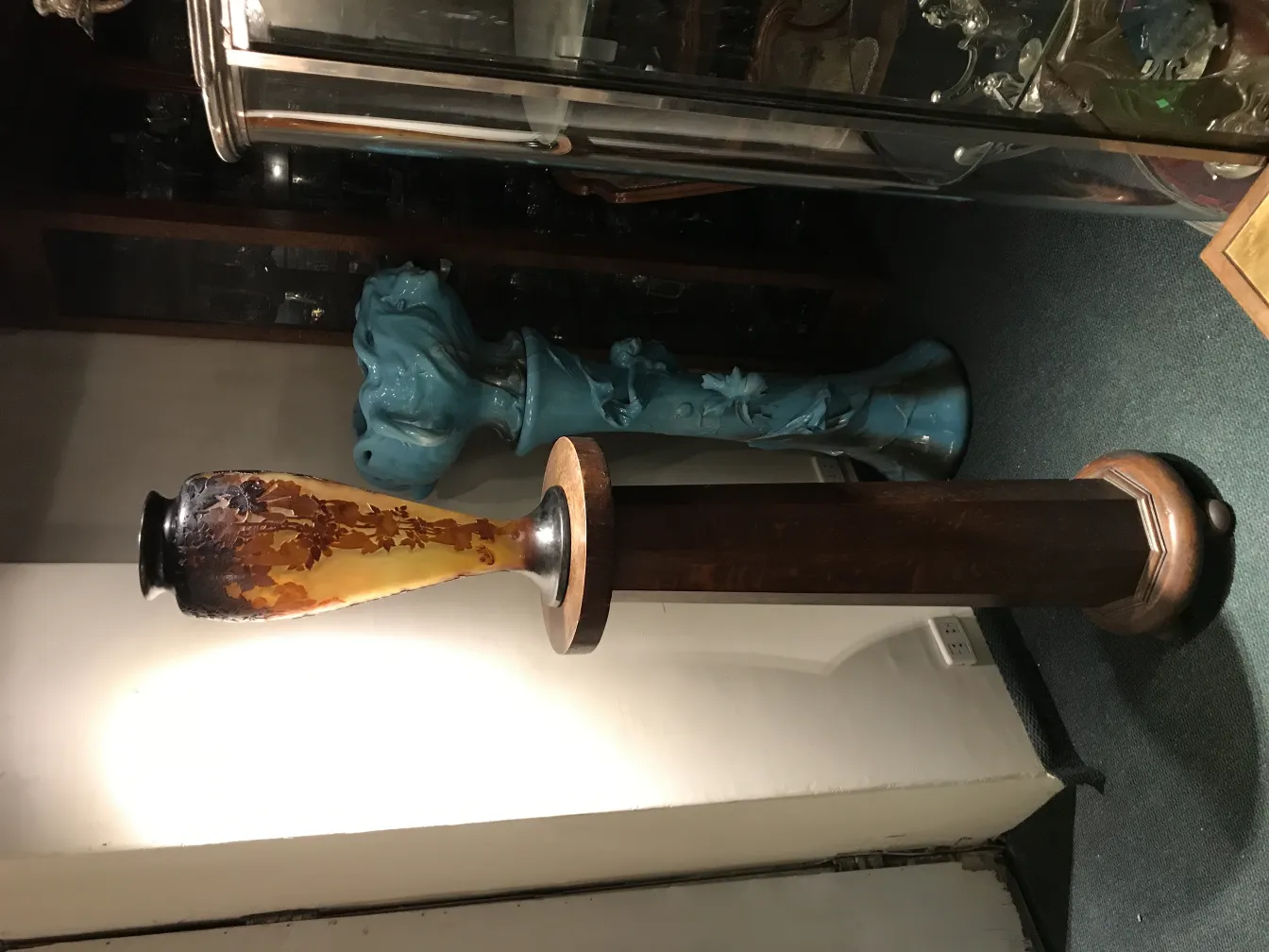 jarrón antiguo de vidrio firmado Gallé con forma elegante