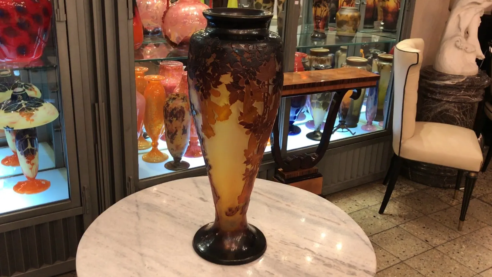 Vaso antiguo Gallé con diseño decorativo y colores cálidos.