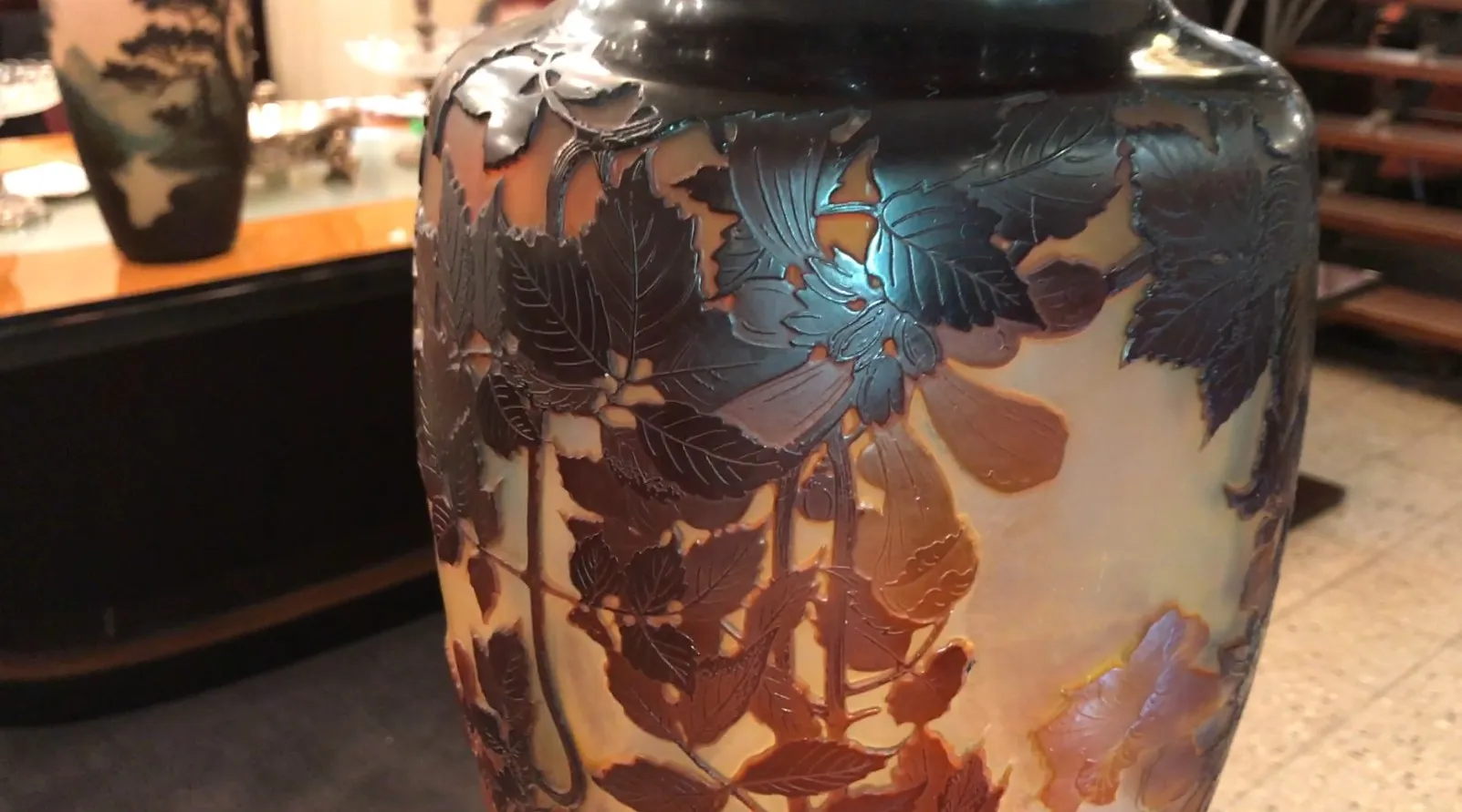 Verre ancien signé Gallé avec feuilles gravées