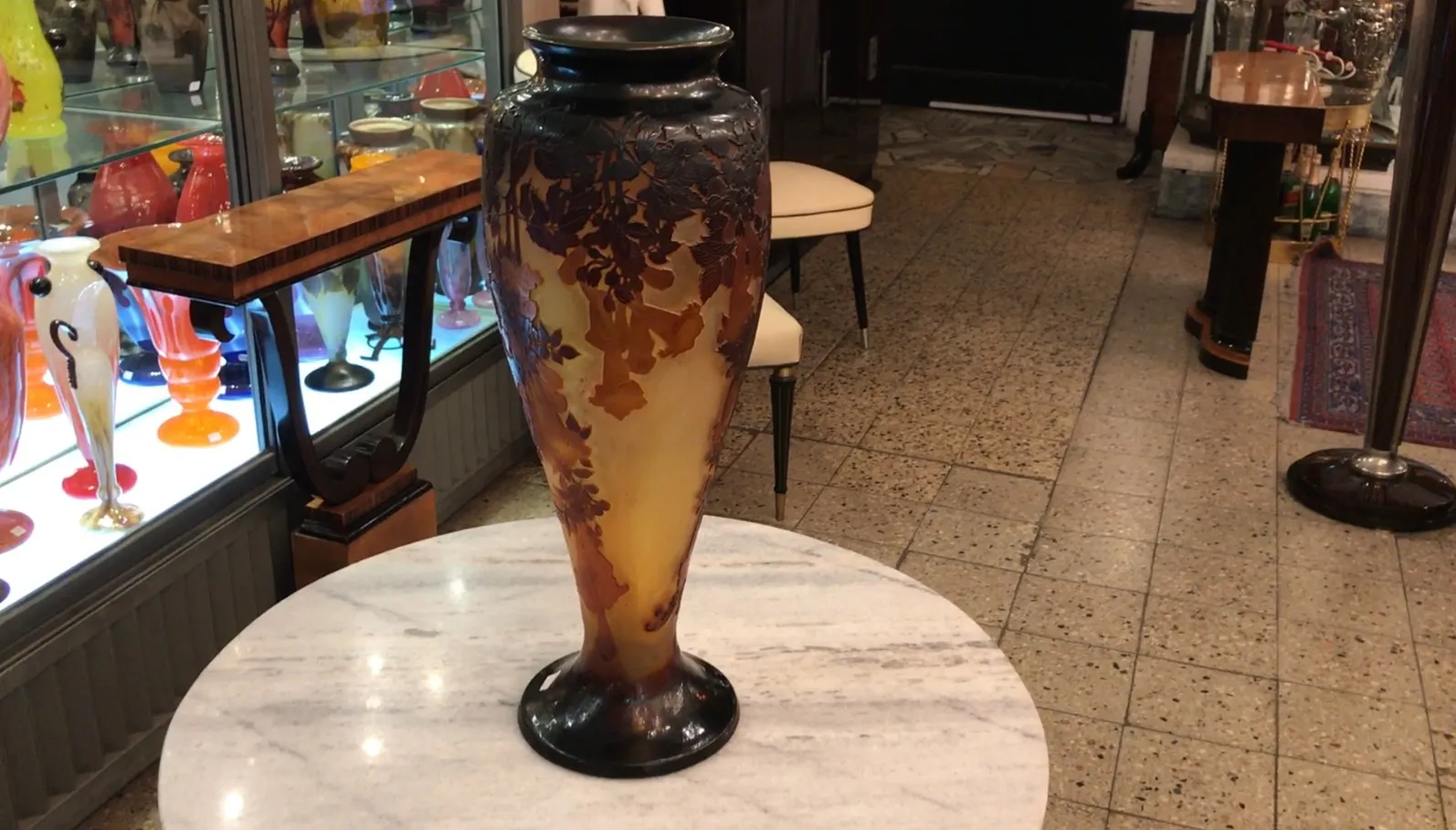 Vaso de vidro assinado Gallé com decorações florais