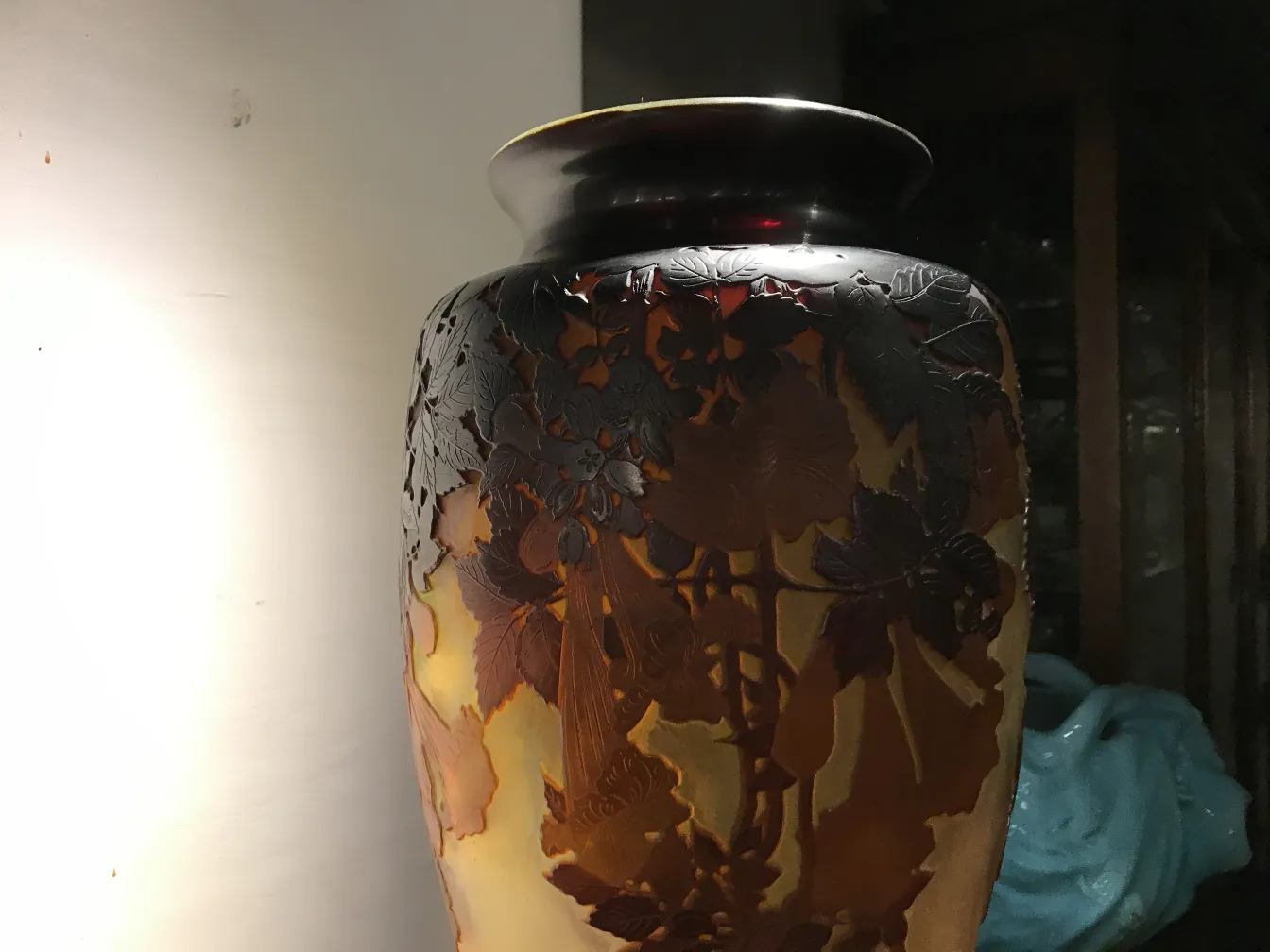 Vase mit gallé Unterschrift und dekorativen Details in antikem Ambiente