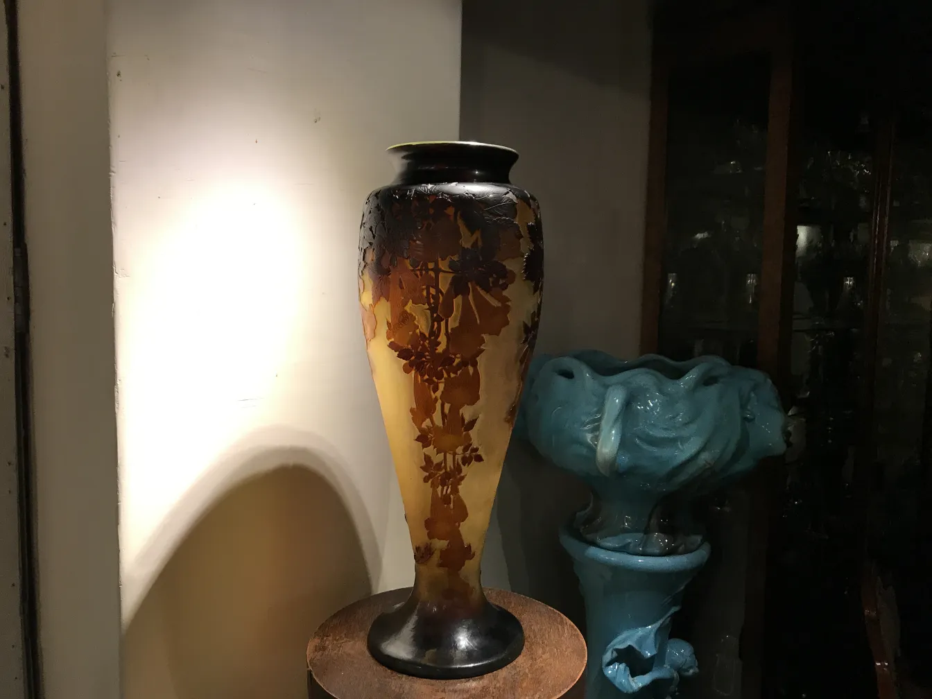 Vaso antico con design in vetro firmato Gallé, colori caldi e forme eleganti.