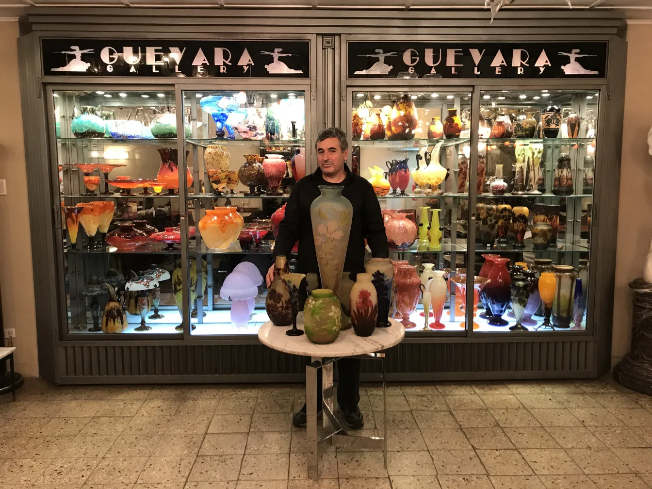 Vetro firmato Gallé in un ambiente antico colorato