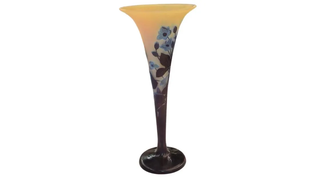 Vaso alto de vidrio con decoración de flores azules y fondo degradado