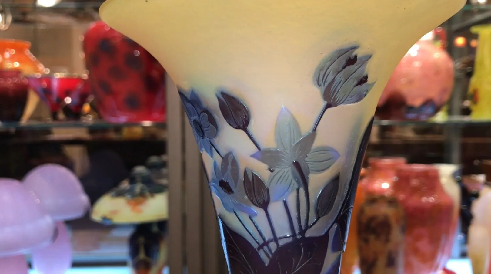 Vaso antico con fiori scolpiti e sfondo morbido, Gallé