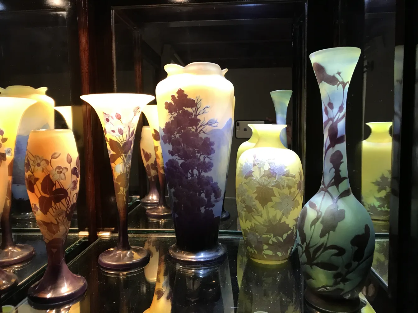 Collezione di vetro firmato Gallé antico in esposizione, con varie forme e colori.