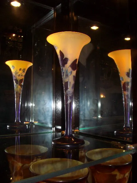 antico vaso con decorazioni di farfalle e colori tenui