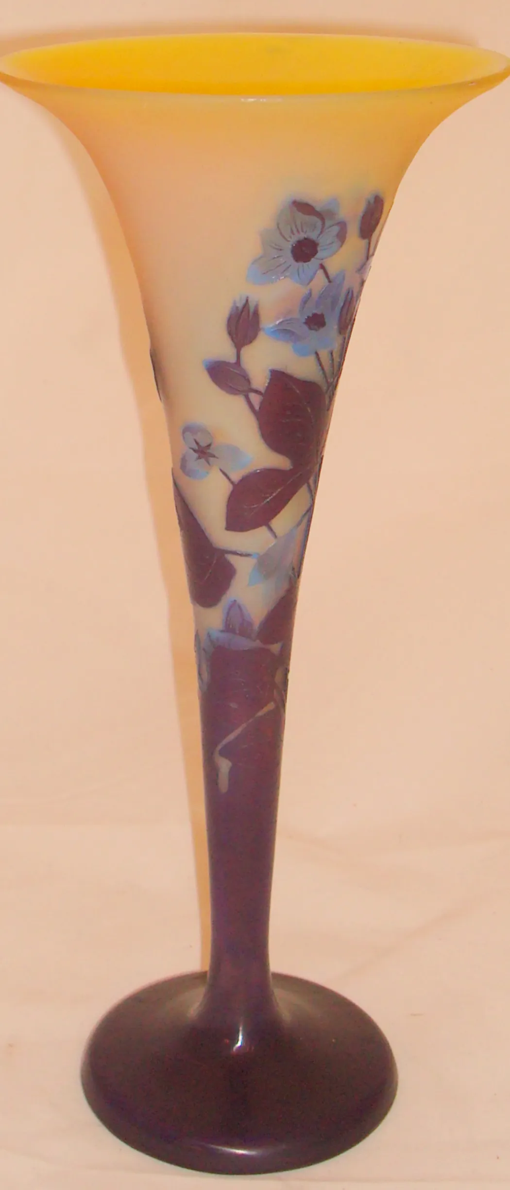 altes glas mit blumenmuster, signiert von gallé