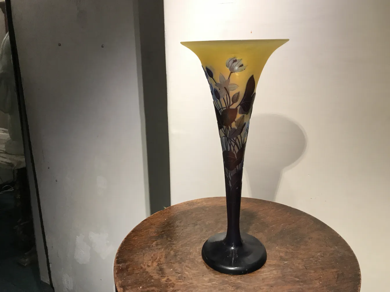 Vaso in vetro firmato Gallé con design floreale antico