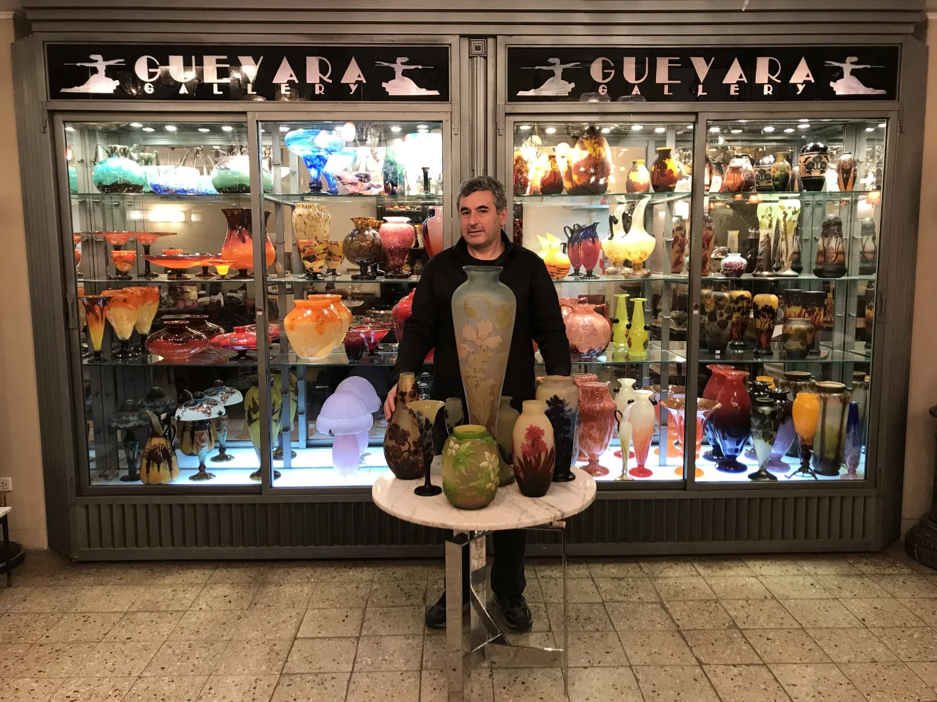 Vidro assinado antigo por Gallé com decoração vibrante