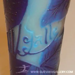 زجاج قديم موقّع غالي بتصميم أوراق