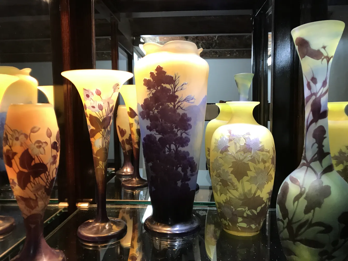 Verre signé Gallé décoratif avec un motif floral et des teintes douces, parfait pour l’exposition.