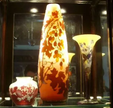 带有艺术装饰的签名玻璃（Gallé）在展示环境中