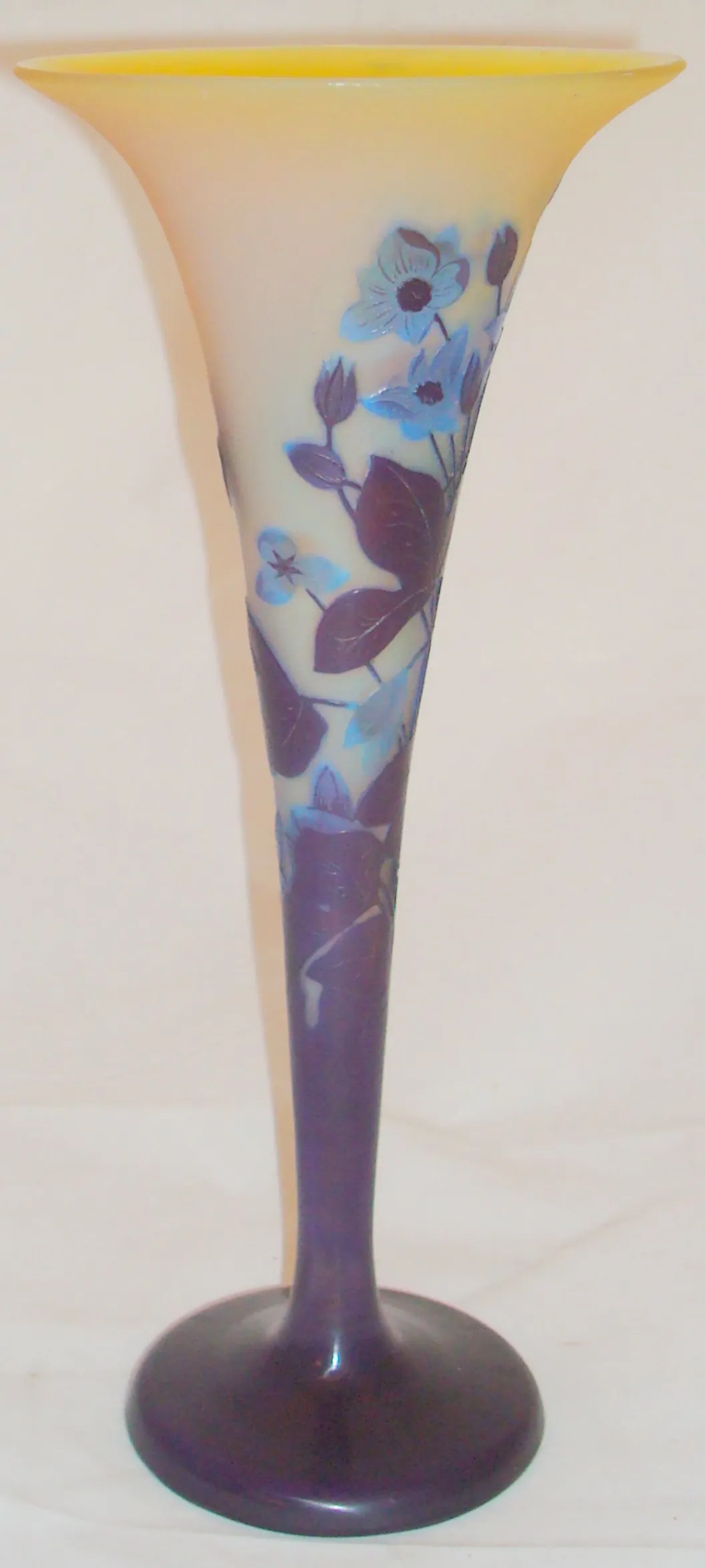 Antike Vase aus signiertem Glas von Gallé mit blauen und lila Blumenmustern
