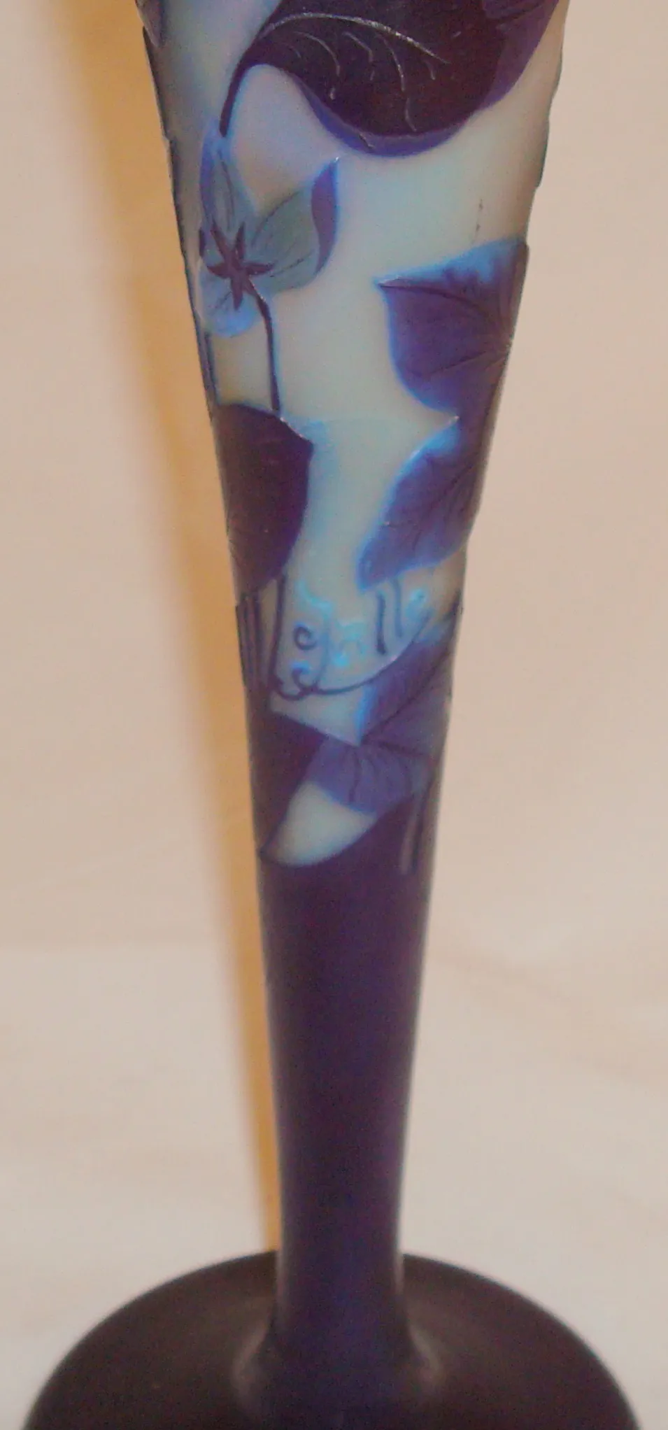 Signiertes Glas Gallé mit blauer Blumendekoration