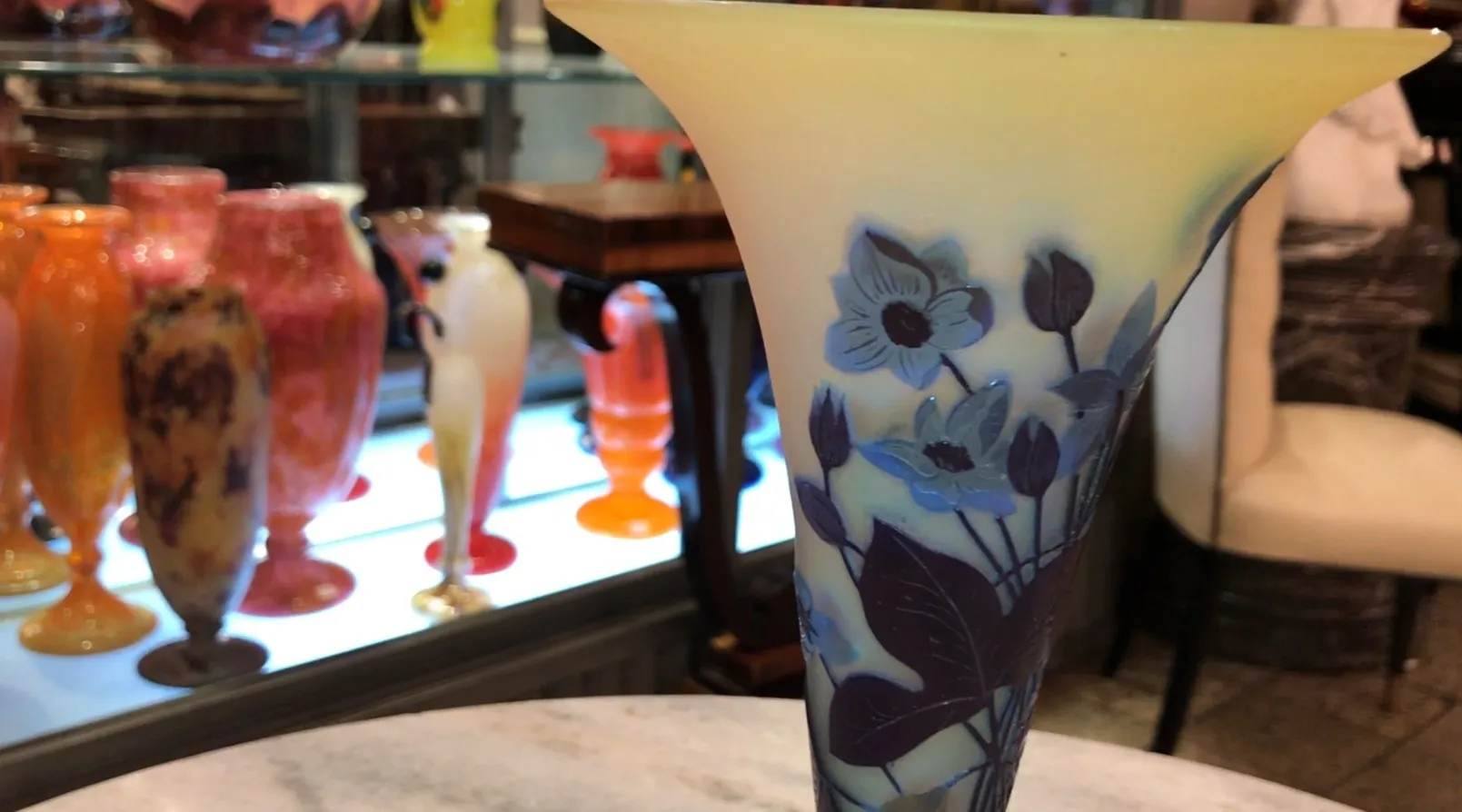 Verre signé Gallé avec décoration florale en tons bleus
