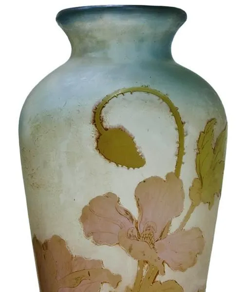 vase en verre signé gallé avec design floral aux couleurs douces