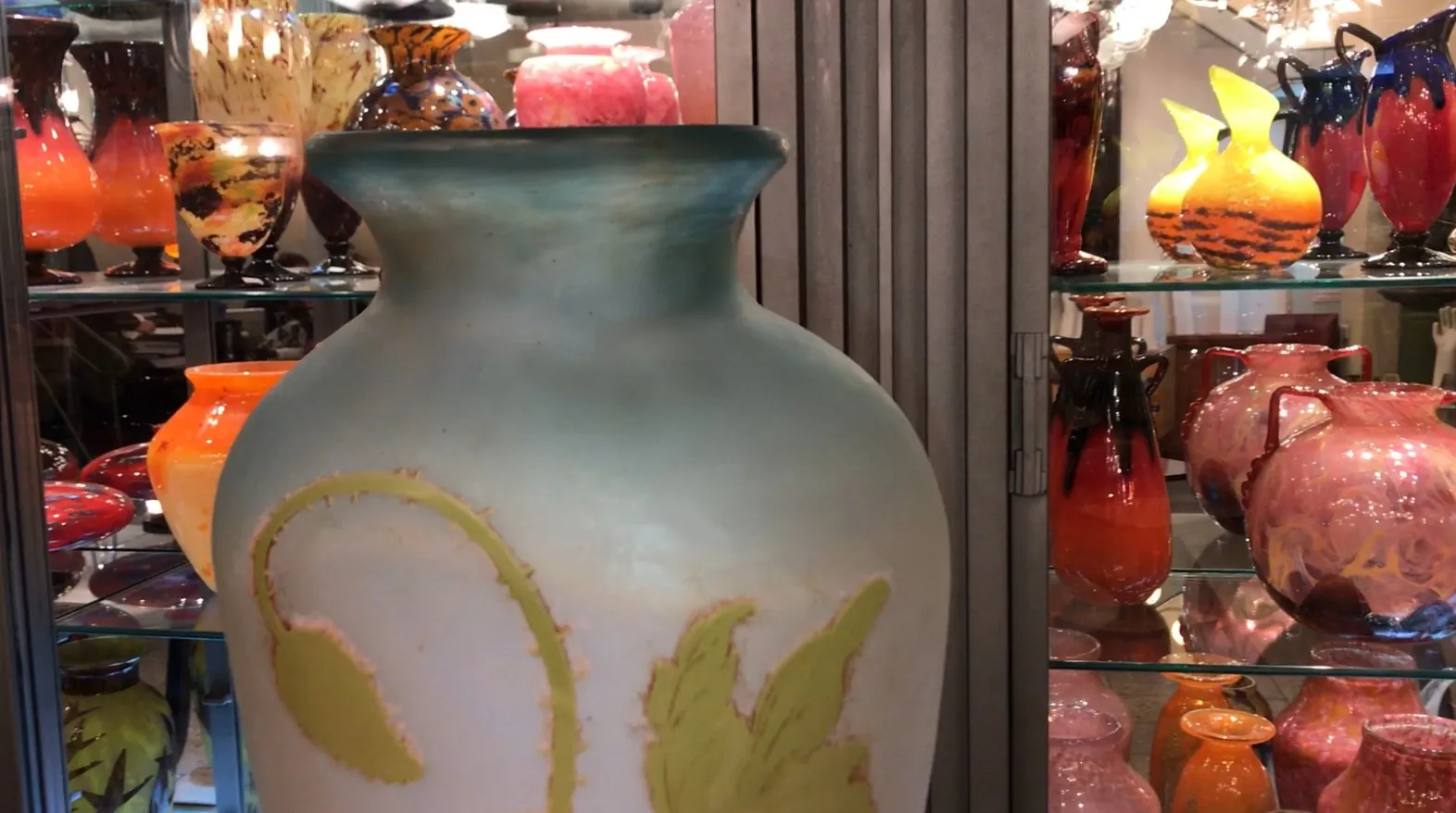 vase antico firmato gallé con sfondo di vetro colorato