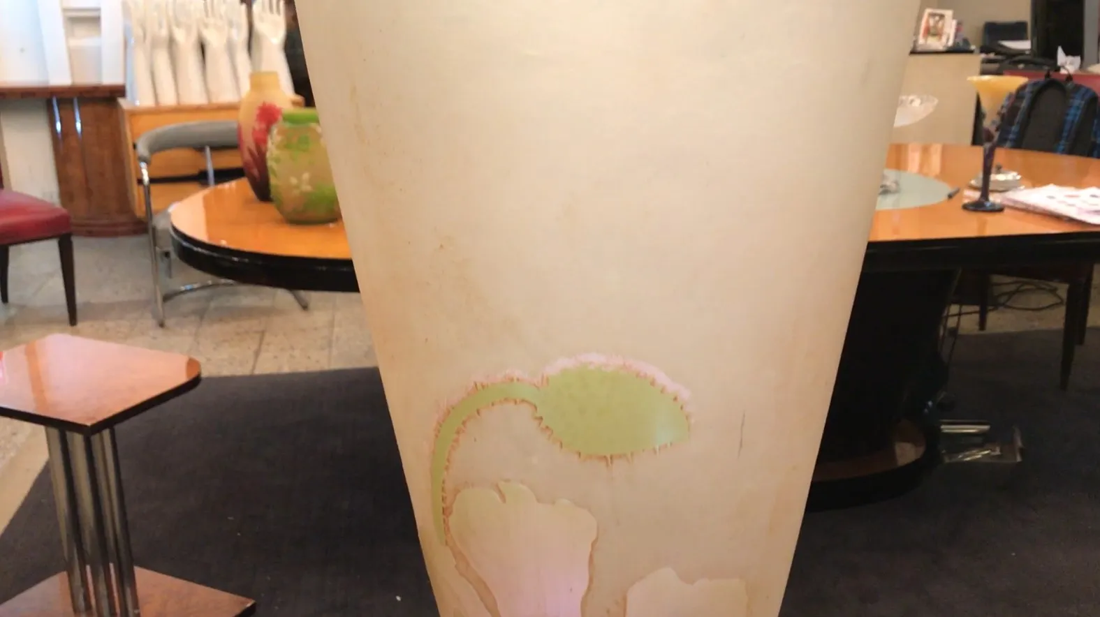 Vetro firmato Gallé con decorazioni floreali morbide, ambiente antico