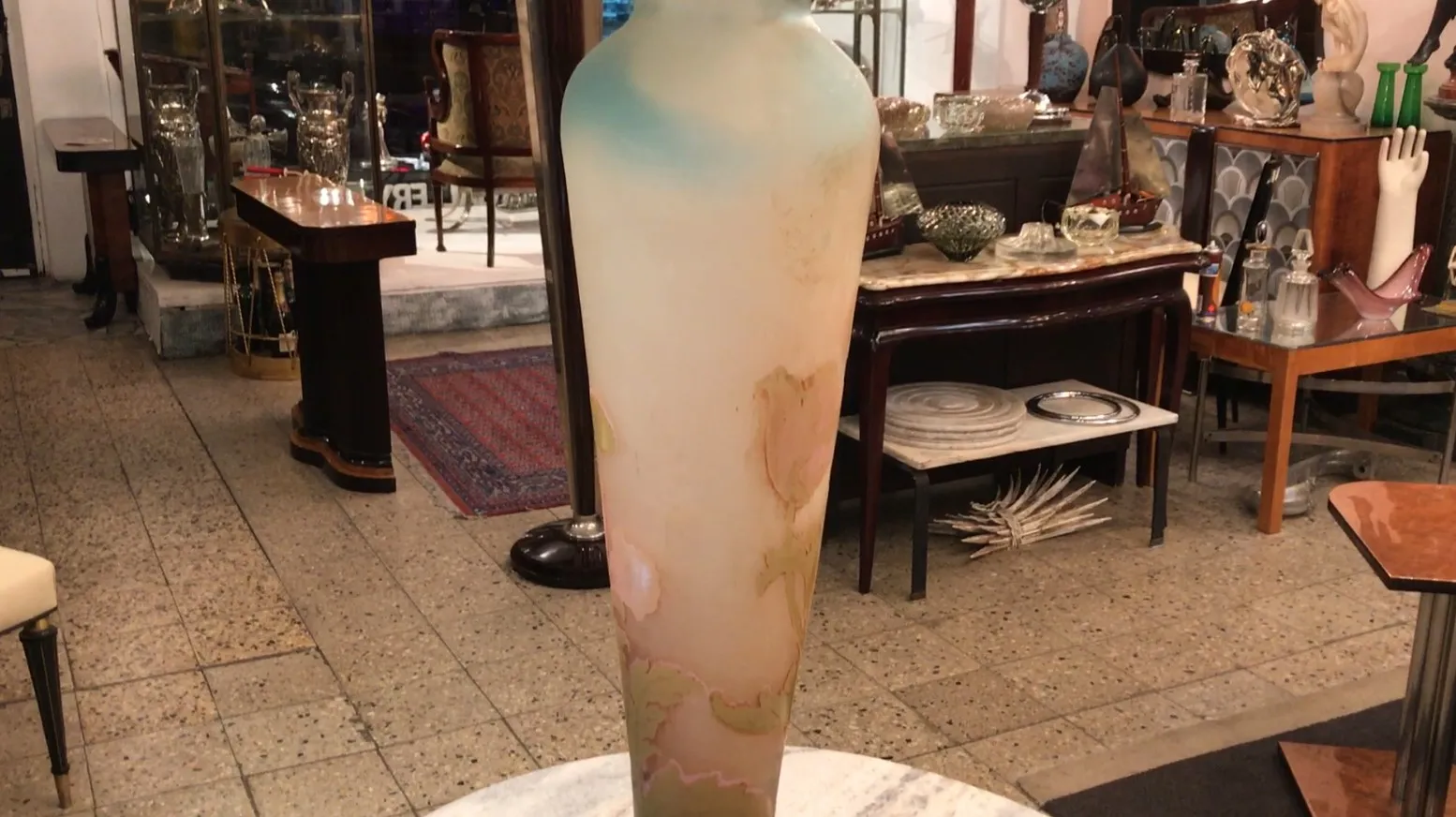 古董签名玻璃 Gallé 有粉彩花卉装饰。