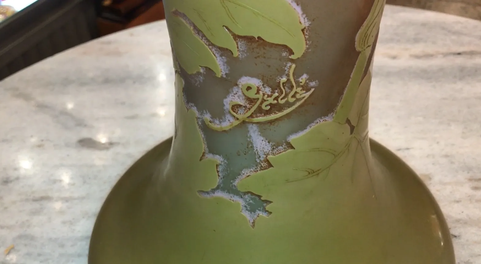 Vidro assinado Gallé com design de folhas, cor verde, peça de antiguidade.