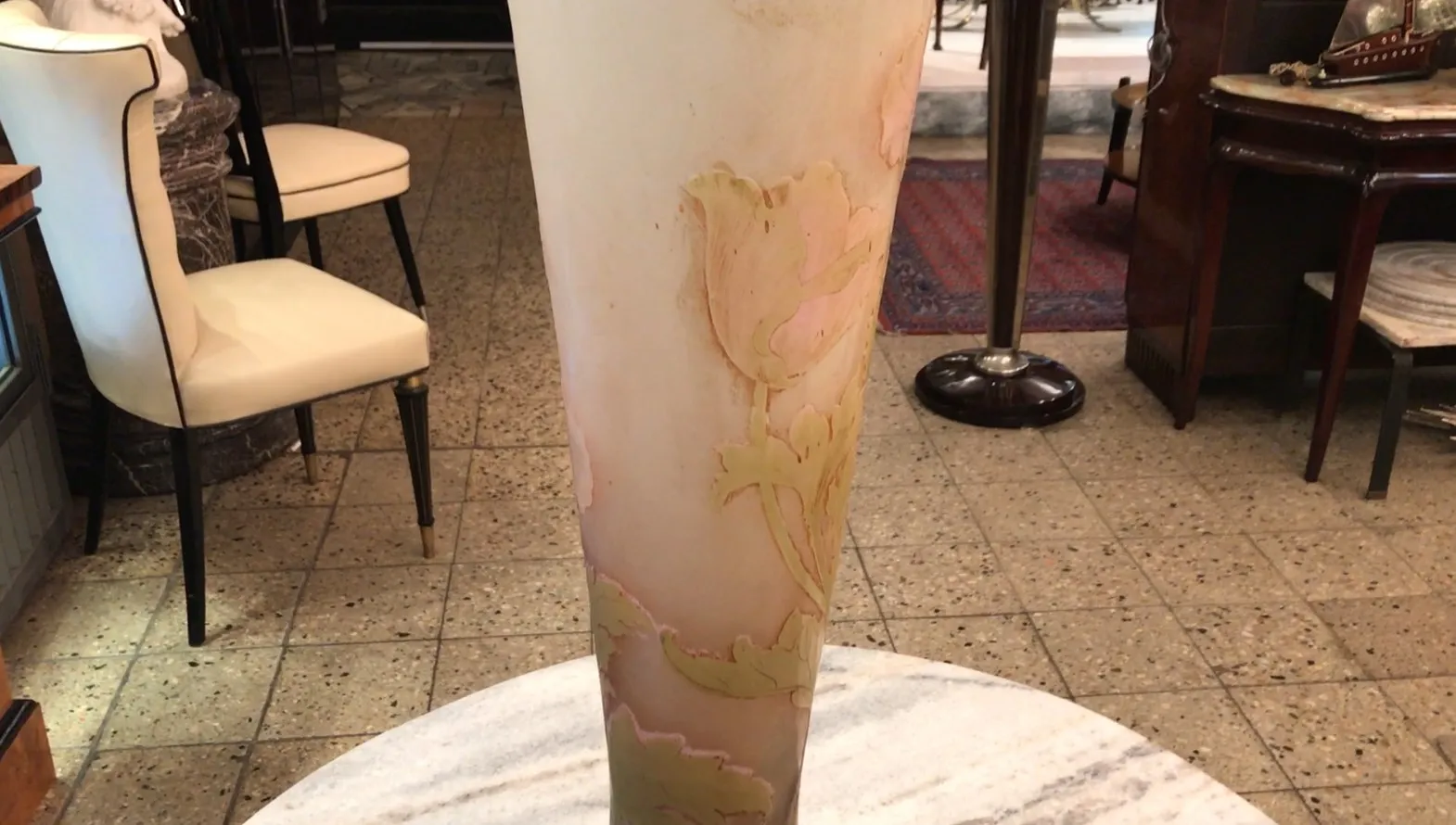 古董签名玻璃 Gallé 带花卉装饰，适合收藏家。