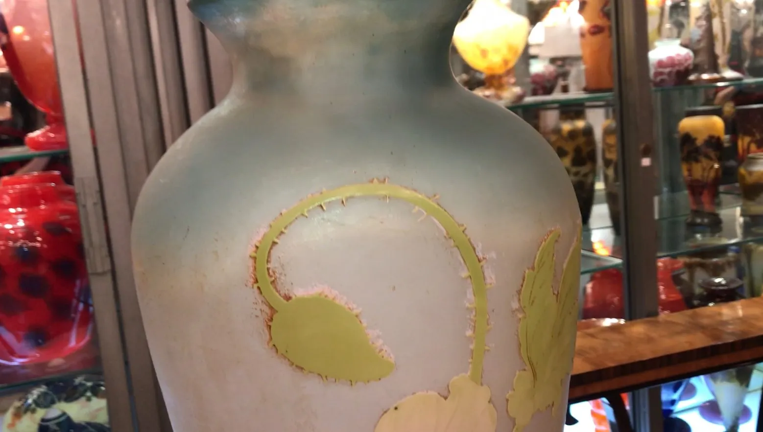 古董签名玻璃Gallé，背景中有微妙的叶子和花卉设计